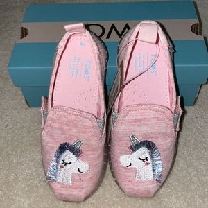 NWT GIRLS UNICORN TOMS SZ9